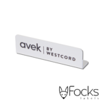 Naamlabel voor Avek bedden, geanodiseerd aluminium, full colour bedrukking, in een hoek gezet van 90 graden.