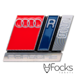 Porsche merklabel, in speciale vorm gegoten, van zinklegering, verdiepte delen ingelakt in mat zwart en glanzend rood en blauw, opliggende delen 3D effect geslepen.